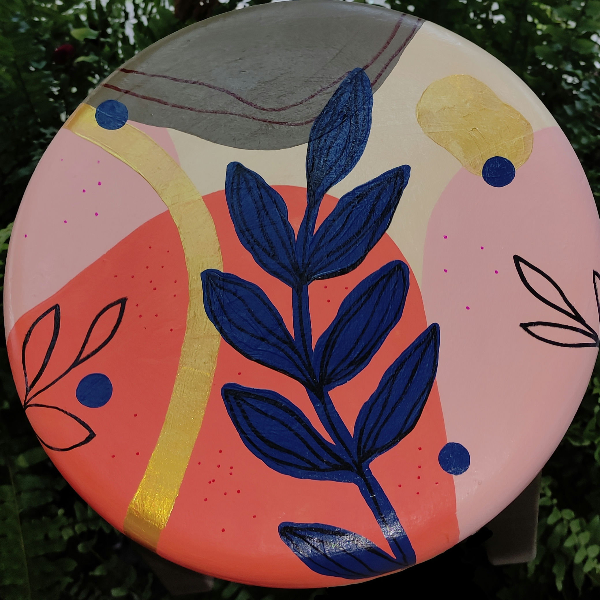 Banco com folhagens azuis